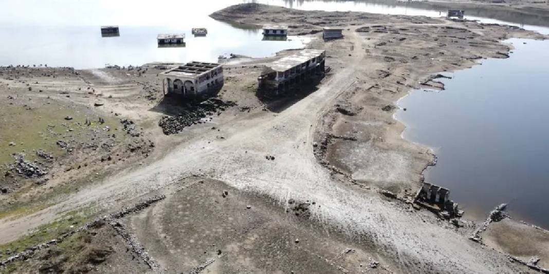 Kuraklık ortaya çıkarmıştı: Eski köy yerleşkesi yeniden kayboldu 2